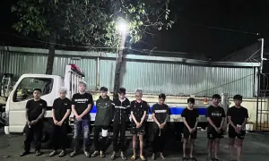 8 thanh thiếu niên bị tạm giữ vì đánh võng 'xế độ' gây náo loạn 8 thanh thiếu niên bị tạm giữ vì đánh võng 'xế độ' gây náo loạn