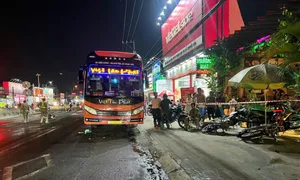Xe giường nằm lùa nhiều xe máy bên vỉa hè Xe giường nằm lùa nhiều xe máy bên vỉa hè