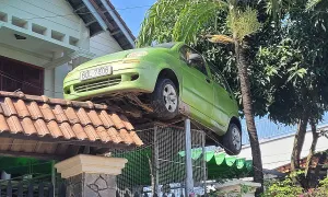 Dỡ ôtô treo trên cổng nhà ở TP Biên Hòa Dỡ ôtô treo trên cổng nhà ở TP Biên Hòa