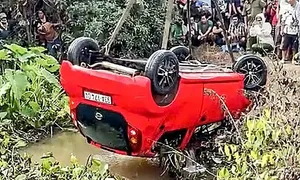 Tài xế tử vong trong ôtô lật ngửa dưới kênh Tài xế tử vong trong ôtô lật ngửa dưới kênh