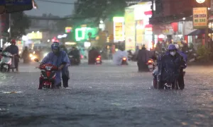 Nhiều tuyến phố TP HCM ngập trong mưa lớn cuối mùa Nhiều tuyến phố TP HCM ngập trong mưa lớn cuối mùa