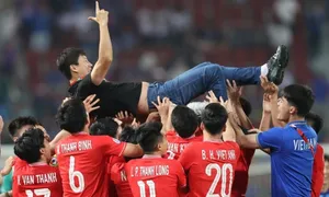 HLV Kim Sang-sik nâng tầm lối đá phòng thủ của Park Hang-seo
