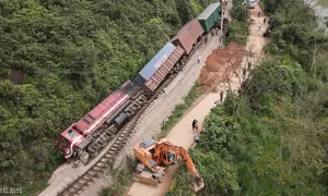 Hiện trường tàu hàng lật sau tai nạn Hiện trường tàu hàng lật sau tai nạn