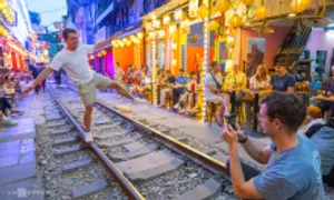Hà Nội yêu cầu không dẫn tour đến phố cà phê đường tàu Hà Nội yêu cầu không dẫn tour đến phố cà phê đường tàu