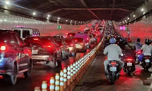 Hầm Thủ Thiêm ùn tắc kéo dài sau hai tai nạn ôtô Hầm Thủ Thiêm ùn tắc kéo dài sau hai tai nạn ôtô