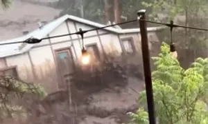Khoảnh khắc lũ quét cuốn trôi nhà ở Mỹ
